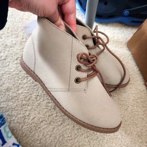 Nwt Sz 1 light tan Gymboree boots